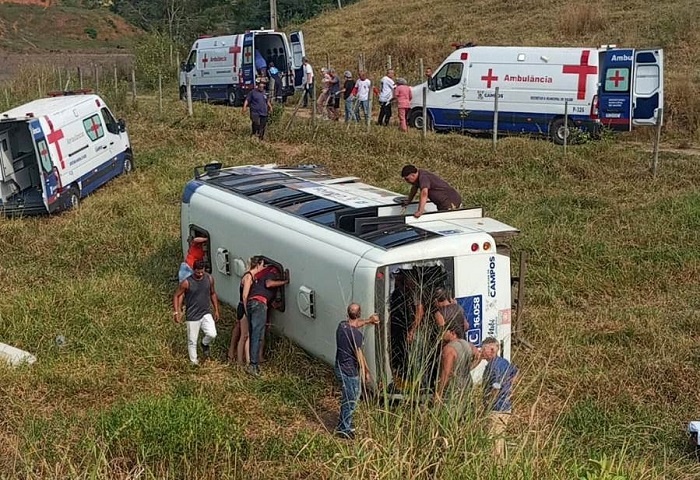 Vídeo – Ônibus tomba em ribanceira na RJ-230 e deixa mais de 20 feridos em Campos