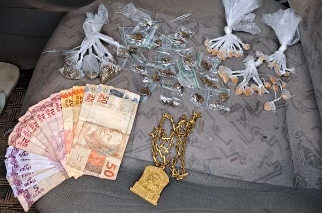 PM apreende pedras de crack, maconha e dinheiro em carro abandonado em SJB