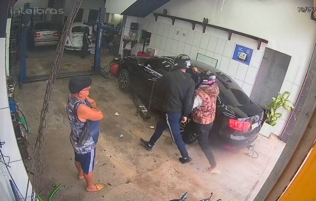Vídeo – Comerciante é assaltado e agredido por bandidos armados enquanto trabalhava em SJB