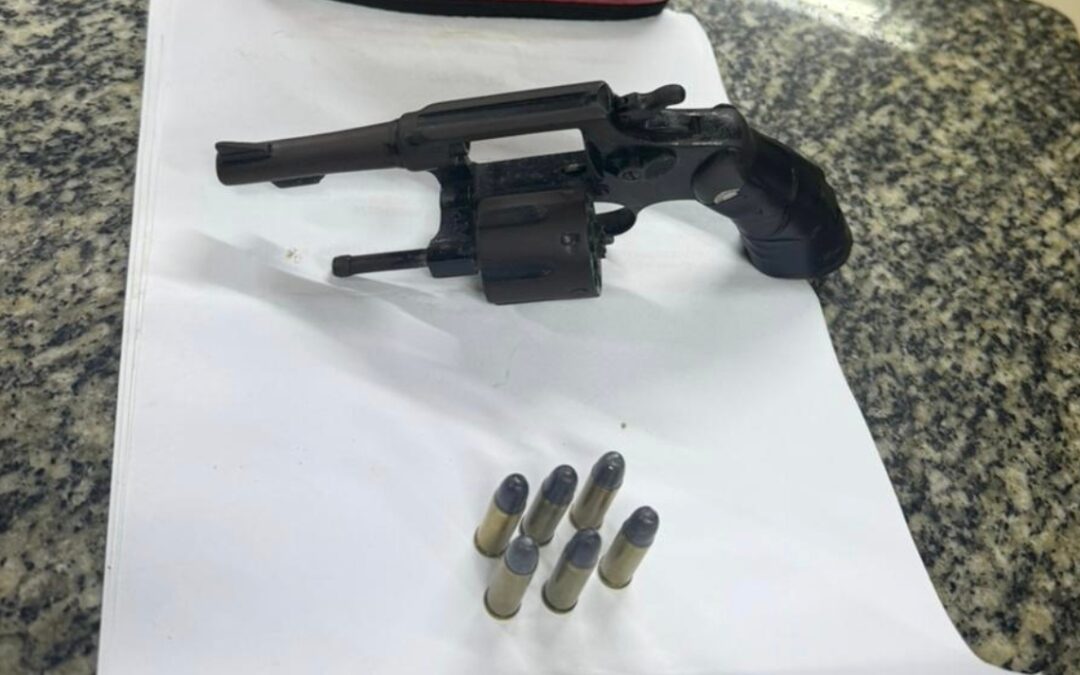 PM apreende revólver e munições dentro de carro em SJB