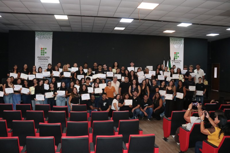 Participantes de oficinas e curso recebem certificado em SJB