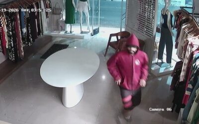 Vídeo – Bandido quebra vidro de loja, invade e furta cerca de R$ 500 no Centro de SJB