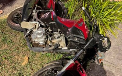Vídeo – Jovens roubam moto em SJB, sofrem perserguição, acidente e são presos em Campos