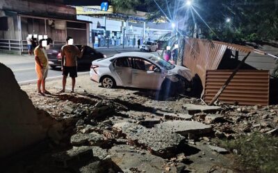 Acidente envolvendo três veículos termina com carro atingindo muro de residência no Centro de São João da Barra