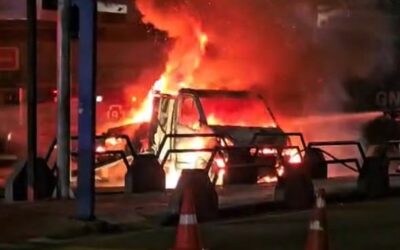 Vídeos – Acidente entre carro e caminhão termina em incêndio na Avenida 28 de Março, em Campos