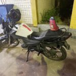 Motocicleta sem placa é apreendida durante abordagem do PROEIS em SJB WhatsApp Image 2026-08-13 at 20.20.26