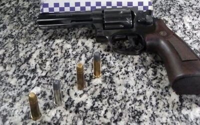 Vídeo – Homem é preso com revólver e munições dentro de carro em SJB