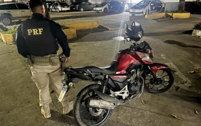 PRF recupera motocicleta minutos após roubo em Campos dos Goytacazes