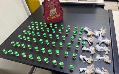 Vídeo – PROEIS apreende 80 pedras de crack e 61 pinos de cocaína em Atafona