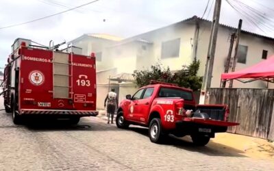Vídeo – Bombeiros usam 15 mil litros de água em incêndio em residência de São João da Barra – Casal é socorrido