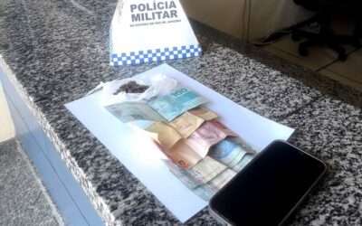 Mulher é abordada com maconha, dinheiro e celular durante ação policial em São João da Barra