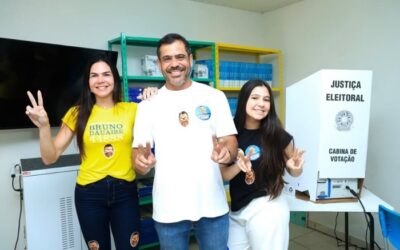 Bruno Dauaire vota em Grussaí acompanhado da esposa e da filha