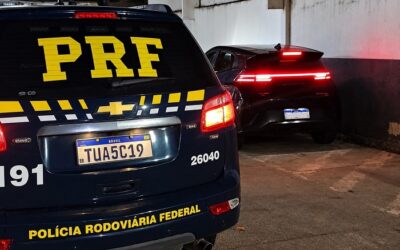 PRF recupera veículo roubado e prende homem com três mandados de prisão em aberto na BR-101 em Campos
