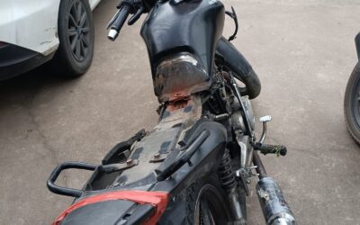 Adolescente é flagrado empinando moto em frente à igreja em Atafona