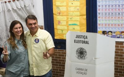 Ao votar no Rio de Janeiro, Flávio diz que representa a mudança